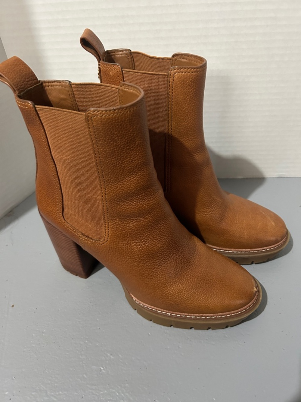 Tory Burch Carson Lug Tan Leather Block Heel Chelsea Boots, Size 9